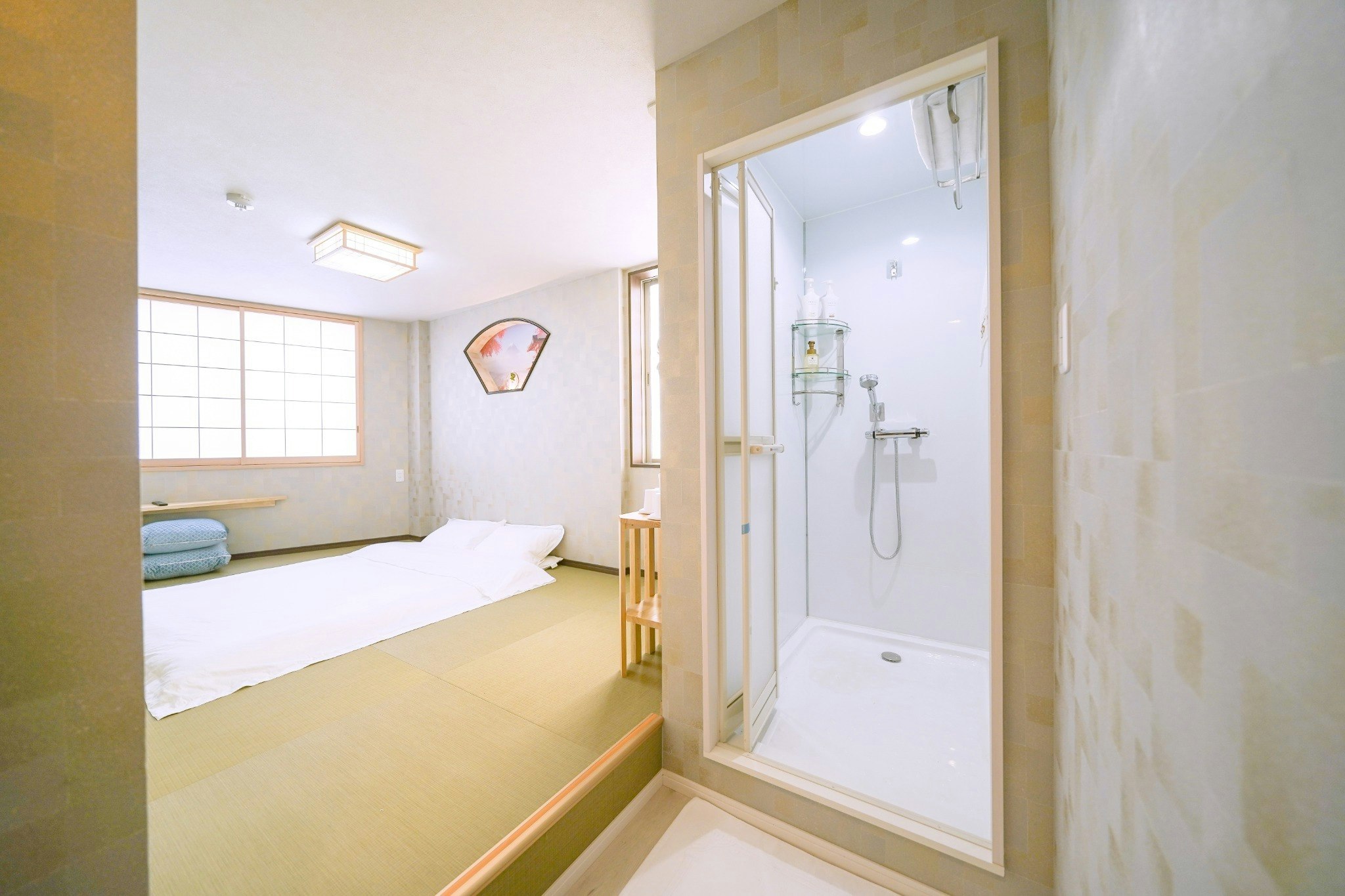 和室4人部屋 西九条駅至近で、交通の便のよい立地、USJへも至近アクセス